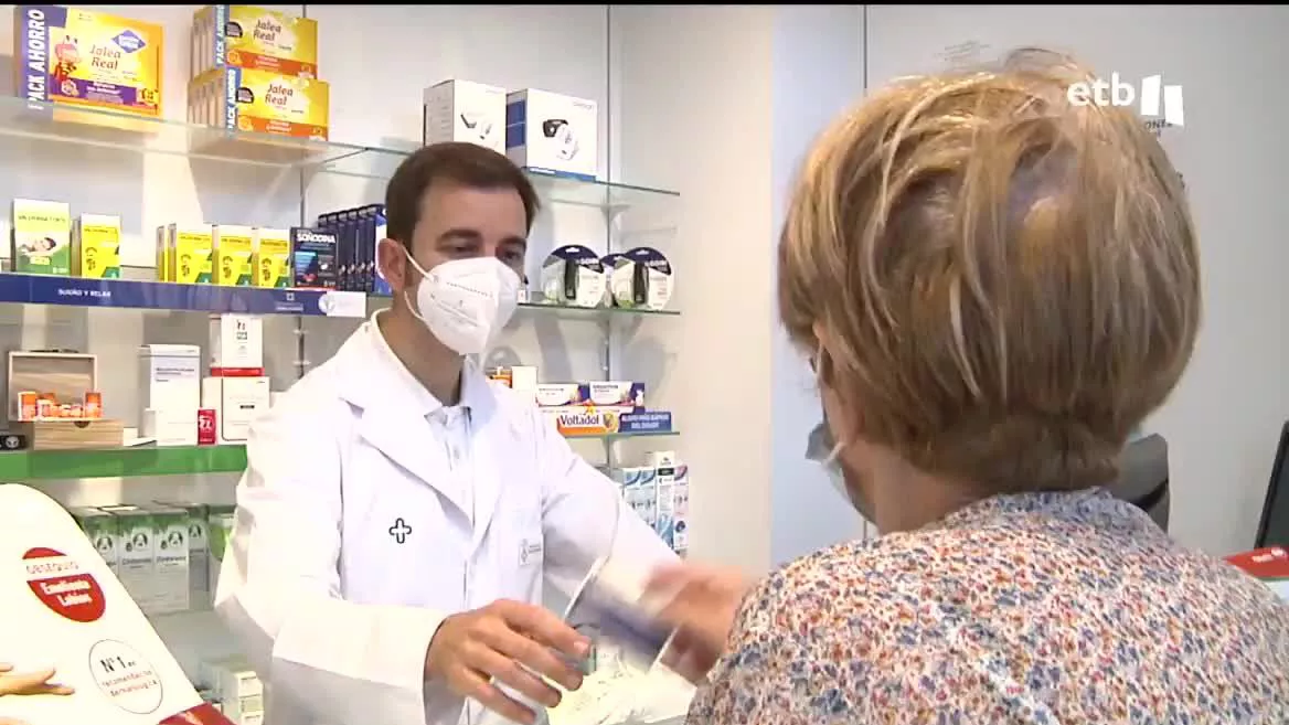 La mascarilla ha sido obligatoria por más de tres años en centros de salud, farmacias y residencias de mayores. Ahora será recomendable cuando haya síntomas de infección respiratoria. Solo se podrá exigir en lugares donde pueda haber pacientes inmunodeprimidos como las unidades oncológicas o UCI.