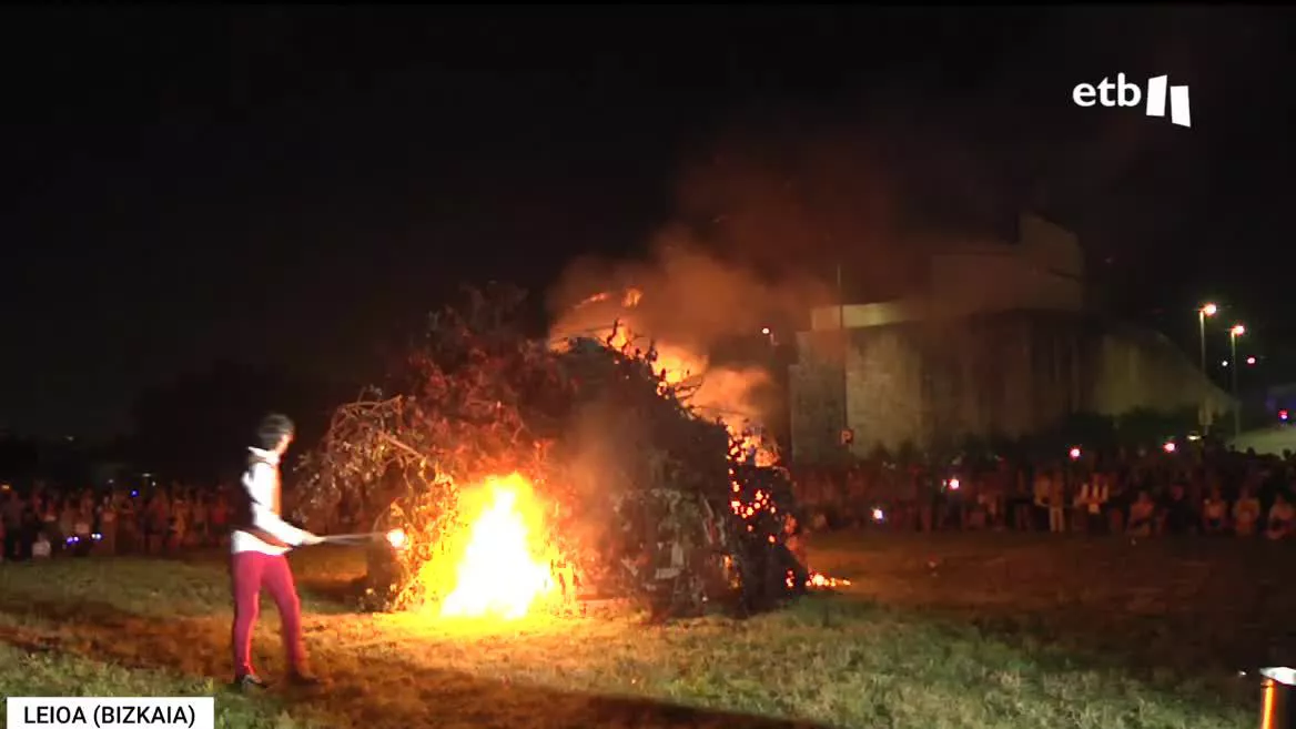 Jóvenes y mayores se han dado cita la pasada noche en toda Euskal Herria para celebrar el solsticio de verano. Cientos de hogueras se encendieron para recibir al verano y a las fiestas. ETB ha recogido imágenes de Getxo, Leioa, Mungia, Arrasate, Hernani y Gasteiz, entre otros.