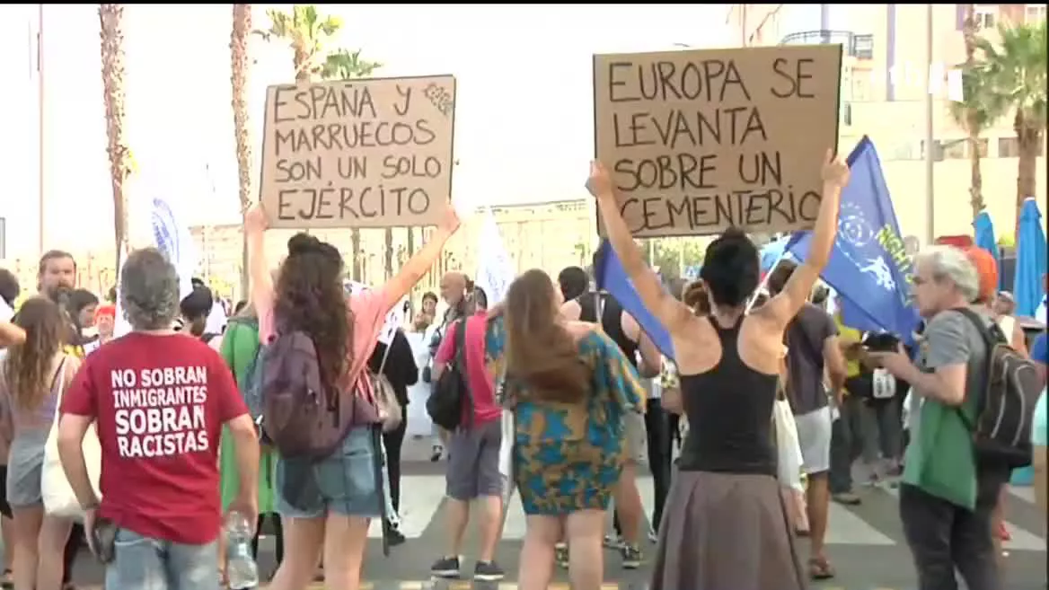 La actuación de las fuerzas de seguridad ha estado en cuestión desde entonces pero nadie, ni España ni Marruecos, ha asumido responsabilidades políticas o penales. La herida sigue abierta y, para exigir que se haga justicia, cientos de personas se han manifestado este sábado en Melilla.