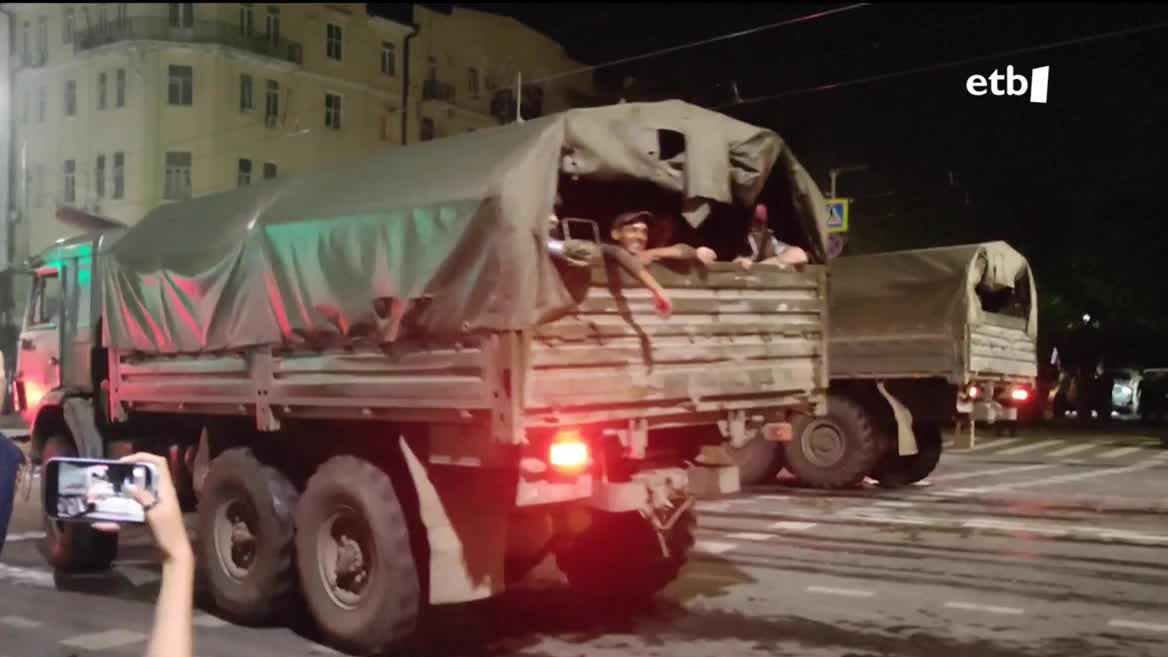 Wagner taldeko mertzenarioak Moskutik 200 kilometrora zeudela, gelditzeko agindua eman zuen Prigozhinek, haien buruak, Bielorrusiaren bitartekaritzarekin akordioa itxi ondoren. Tratu horren arabera, Putinek haren kontrako karguak erretiratu ditu, eta Bielorrusian erbesteratu ahalko da.