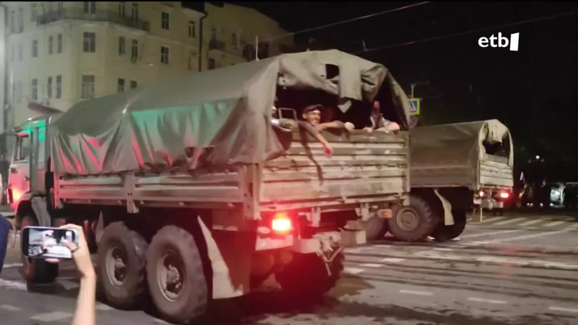 Wagner taldeko mertzenarioak Moskutik 200 kilometrora zeudela, gelditzeko agindua eman zuen Prigozhinek, haien buruak, Bielorrusiaren bitartekaritzarekin akordioa itxi ondoren. Tratu horren arabera, Putinek haren kontrako karguak erretiratu ditu, eta Bielorrusian erbesteratu ahalko da.