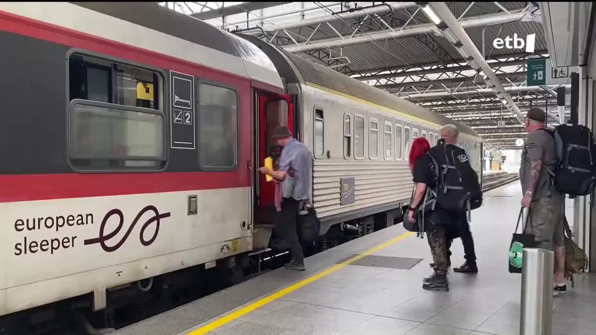 Larrialdi klimatikoari aurre egiteko erantzun gisa, gaueko trenen eskaintza zeharo handitzen ari dira Europan. Martxan jarri duten azken zerbitzua Brusela eta Berlin lotzen dituena da, eta Olatz Arrieta EITBko berriemaileak egin du bide hori.