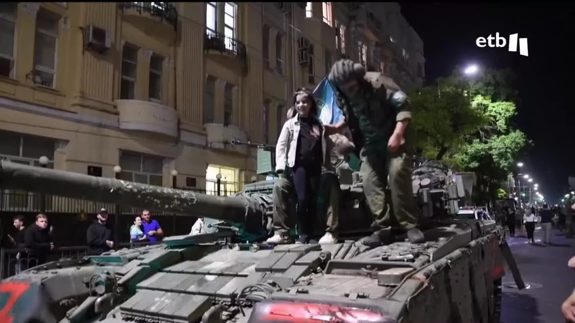 Cuando los mercenarios del grupo Wagner se encontraban a 200 kilómetros de Moscú, Prigozhin, su jefe, ordenó dar marcha atrás después cerrar un acuerdo con la mediación de Bielorrusia. En virtud de este trato, Putin ha retirado los cargos en su contra y podrá exiliarse en Bielorrusia.