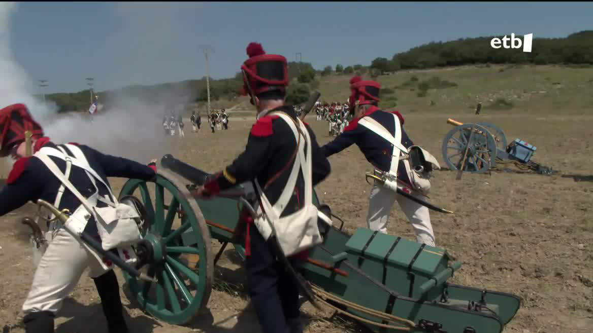Napoleonen gariako arropez jantzita eta kanoi eta eskopeta hots artean ikusi ditugu soldaduak, erizainak edota Wellington dukea bera. Hark zuzendutako armada aliatuaren garaipenak Iberiar penintsulatik bota zuen Frantziakoa eta Napoleon Fernando VII.ari koroa itzultzera behartu.