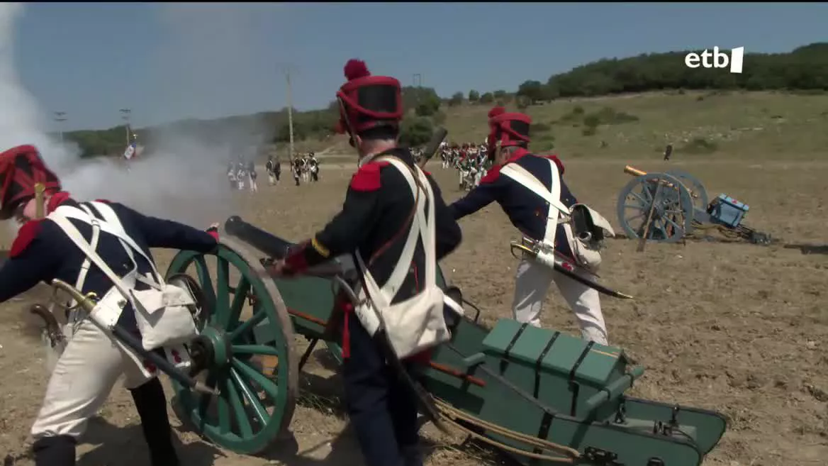 Napoleonen gariako arropez jantzita eta kanoi eta eskopeta hots artean ikusi ditugu soldaduak, erizainak edota Wellington dukea bera. Hark zuzendutako armada aliatuaren garaipenak Iberiar penintsulatik bota zuen Frantziakoa eta Napoleon Fernando VII.ari koroa itzultzera behartu.