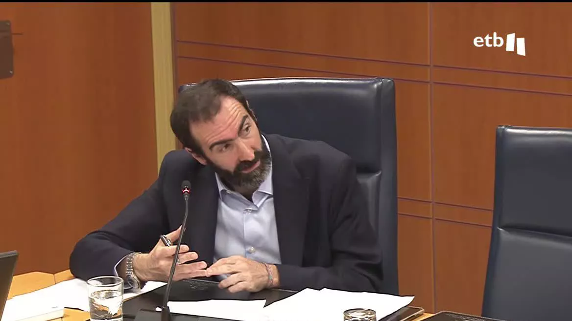Aberasturi sustituirá en el cargo a Margarita Uria que se jubila. Aberasturi, que ha comparecido en comisión en el Parlamento, se ha comprometido con la independencia, y la transparencia y ha insistido en que la Agencia trabajará en la prevención de la inteligencia artificial.
