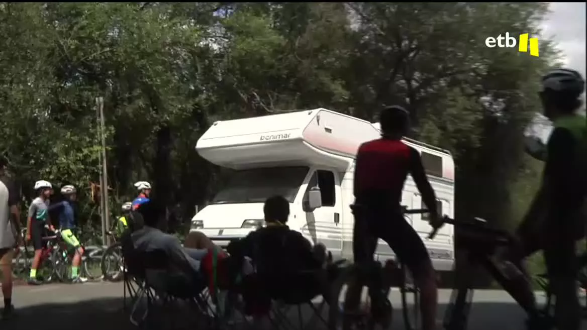 Los aficionados y las aficionadas estarán mañana pendientes de la carrera en todos los rincones, más aún, en los altos de la montaña. Ya hay quien ha ocupado el lugar para mañana y han tenido la oportunidad de ver de cerca el entrenamiento de los ciclistas.