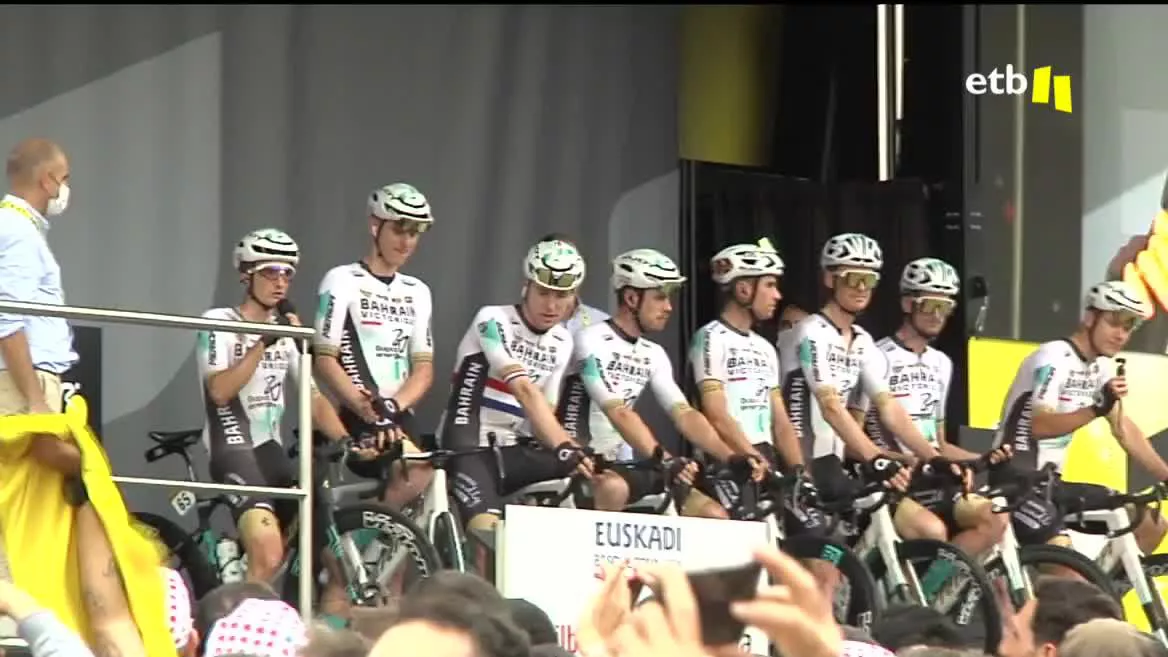 La emoción y los nervios han protagonizado este sábado la zona de San Mamés, hasta el inicio del campeonato de ciclismo más importante del mundo. Una inquietud que se ha mezclado con el protocolo previo al inicio de la primera etapa.