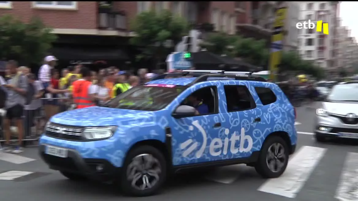 Desde Bilbao hasta París, la caravana publicitaria formada por vehículos espectaculares recorrerá el mismo camino que el Tour. EITB también participa en esta caravana. Además de las ikurriñas, se pueden conseguir muchos otros productos de merchandising.