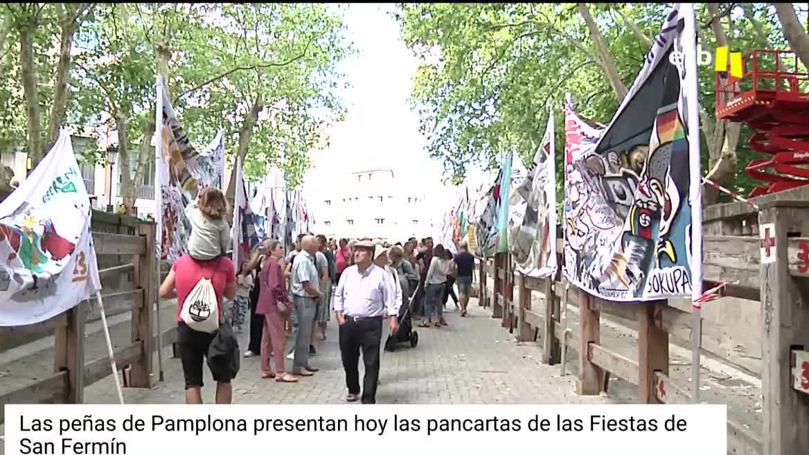 Las fiestas de San Fermín están a la vuelta de la esquina y Pamplona se va engalanando para la ocasión. Hoy tras el desfile de las comparsas de los gigantes y la presentación de las pancartas de este año, las cuadrillas se divierten en la comida popular.