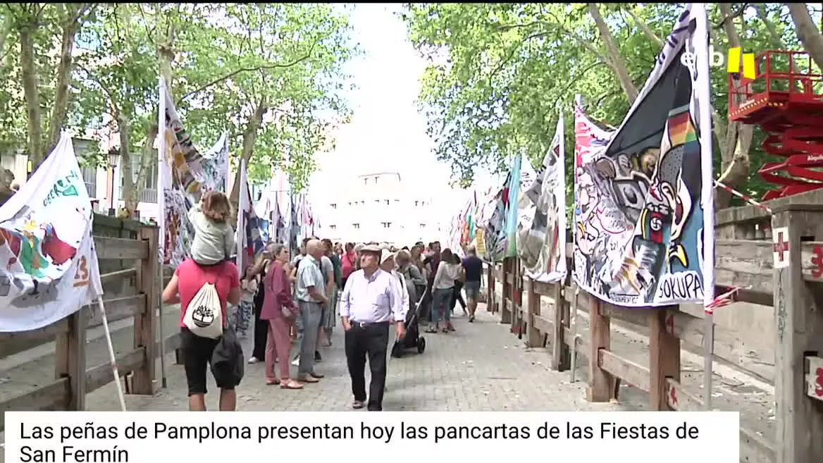 Las fiestas de San Fermín están a la vuelta de la esquina y Pamplona se va engalanando para la ocasión. Hoy tras el desfile de las comparsas de los gigantes y la presentación de las pancartas de este año, las cuadrillas se divierten en la comida popular.