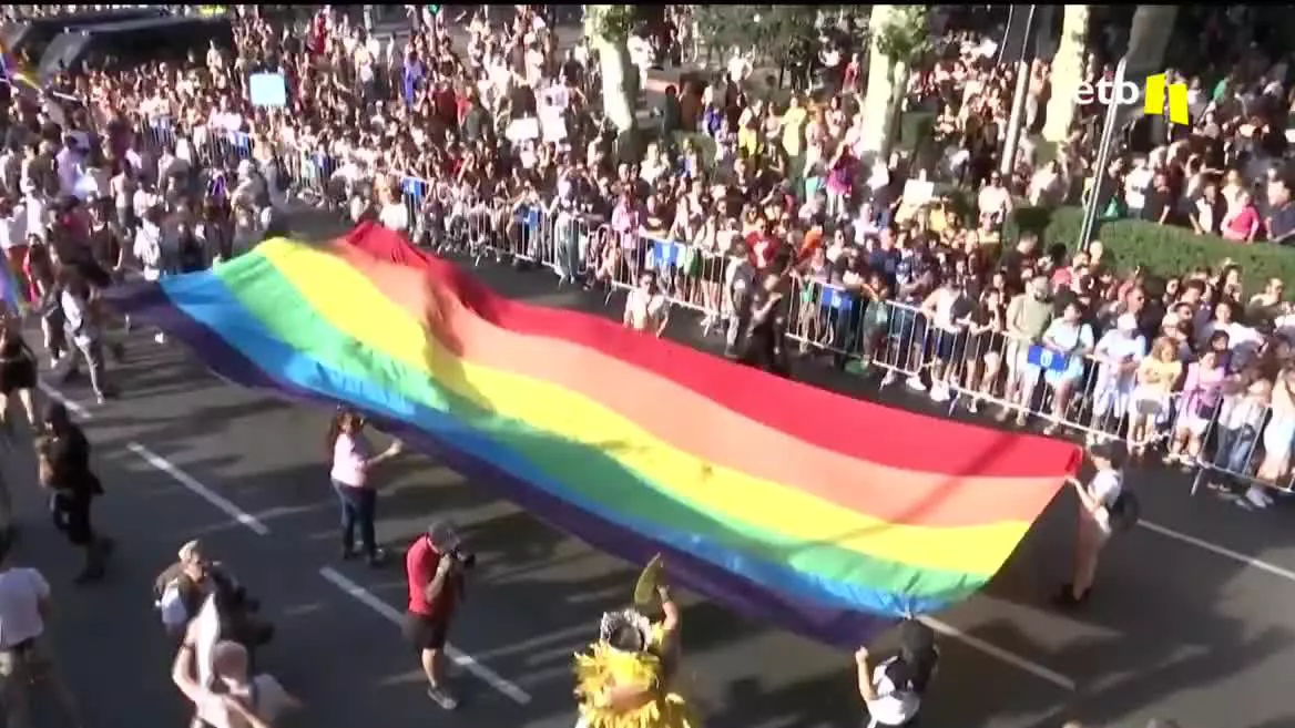 Cientos de miles de personas han participando en el desfile del Orgullo en Madrid, una marcha marcada por el riesgo de retroceso en los  derechos del colectivo LGTBIQ+ que la entrada de Vox en distintas instituciones con el PP podría acarrear. Hoy,  el orgullo y la dignidad se celebran bailando.