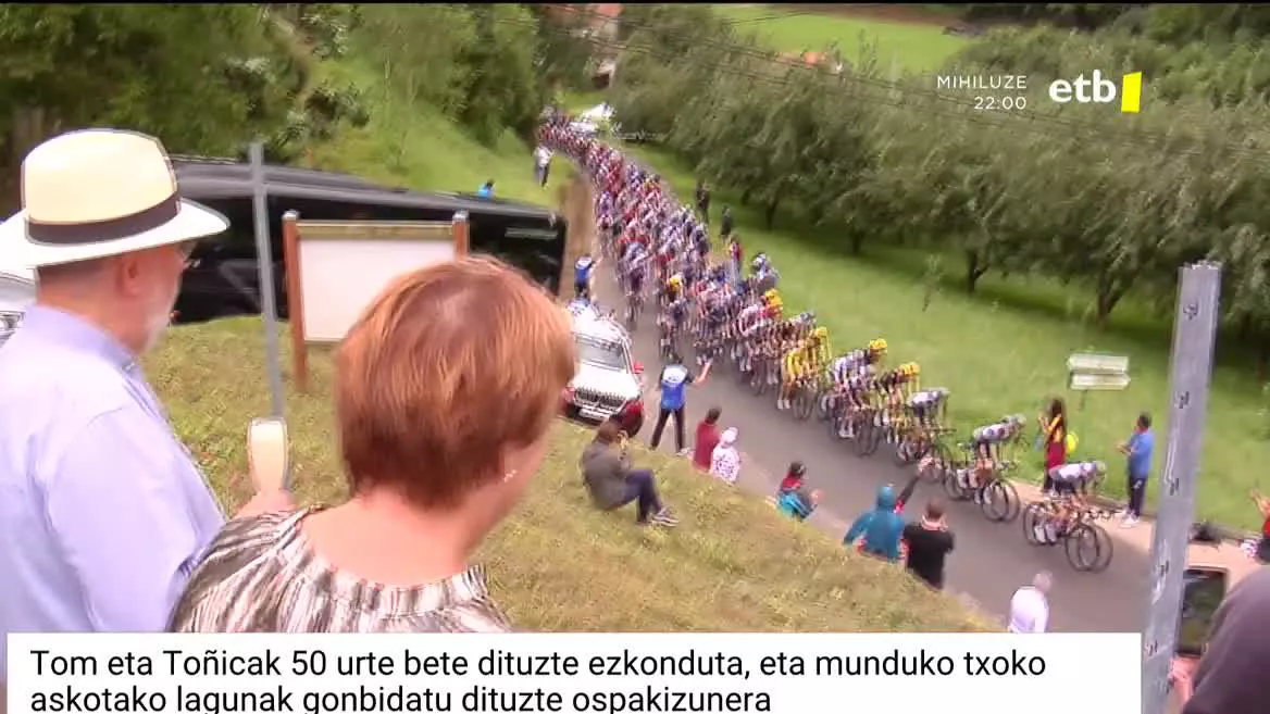 Ez da txiste baten hasiera,  ospakizun bat baizik. Izan ere urrezko ezteiak ospatu dituzte gaur Tomek eta Toñicak Alkizan, eta patuak nahi izan du aspaldi gordea zuten toki paretik, eta egun berean, Tourra pasatzea. Ospakizuna borobiltzeko, leku ezinhobetik ikus dituzte pelotoia eta zalegoa.