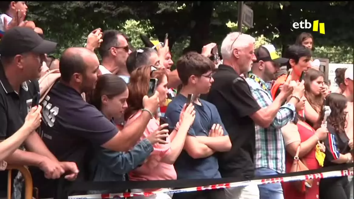 La salida en la localidad de Bizkaia se ha llenado de miles de personas desde primeras horas de la mañana, y la fiesta se ha alargado con las actividades organizadas en torno a la carrera ciclista.