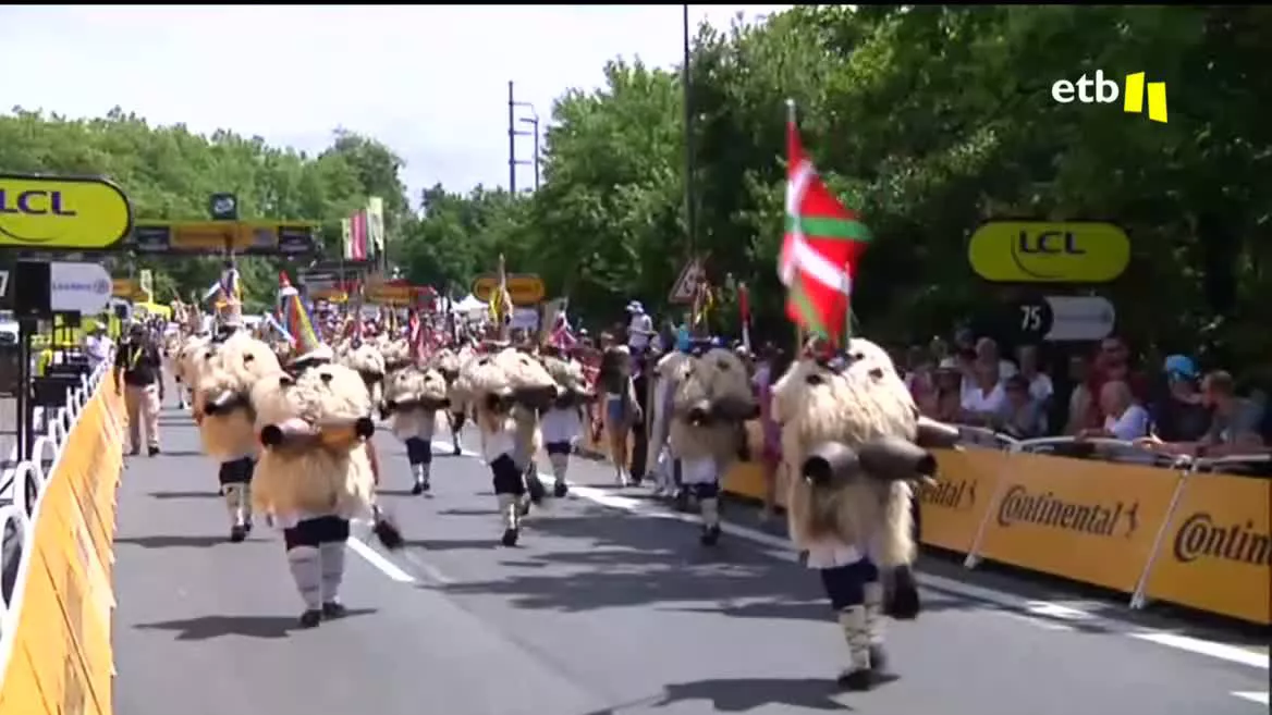 La llegada se ha llenado de gente desde muy temprano, que también dispone de actividades durante todo el día en la capital de Lapurdi, que duplicará su número de habitantes.