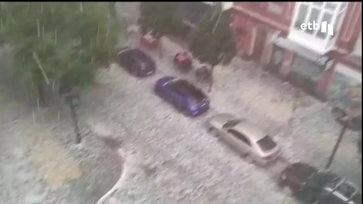 Gasteiz intenta recuperarse de la tremenda granizada que ha caído. Han sido solo 20 minutos, pero que han dejado la capital cubierta de blanco y con visibles daños.