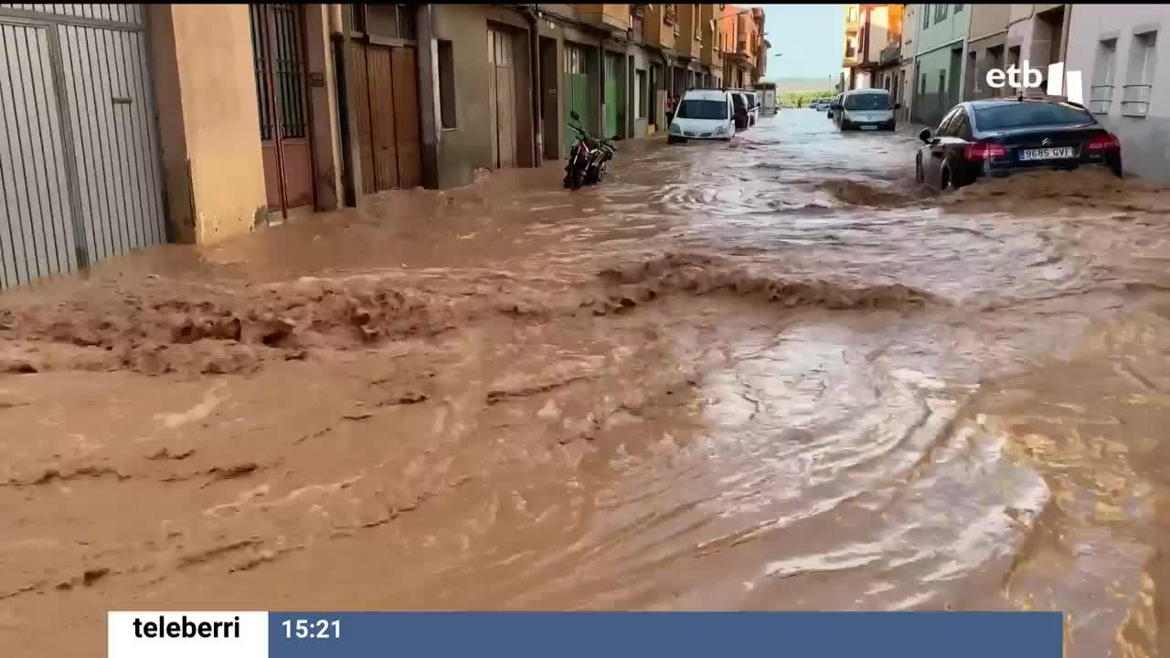 Aunque las calles siguen embarradas, los desbordamientos no han causado más problemas y los pueblos de la Ribera de Navarra poco a poco intentan volver a la normalidad. Por su parte, AEMET ha desactivado las alertas meteorológicas.