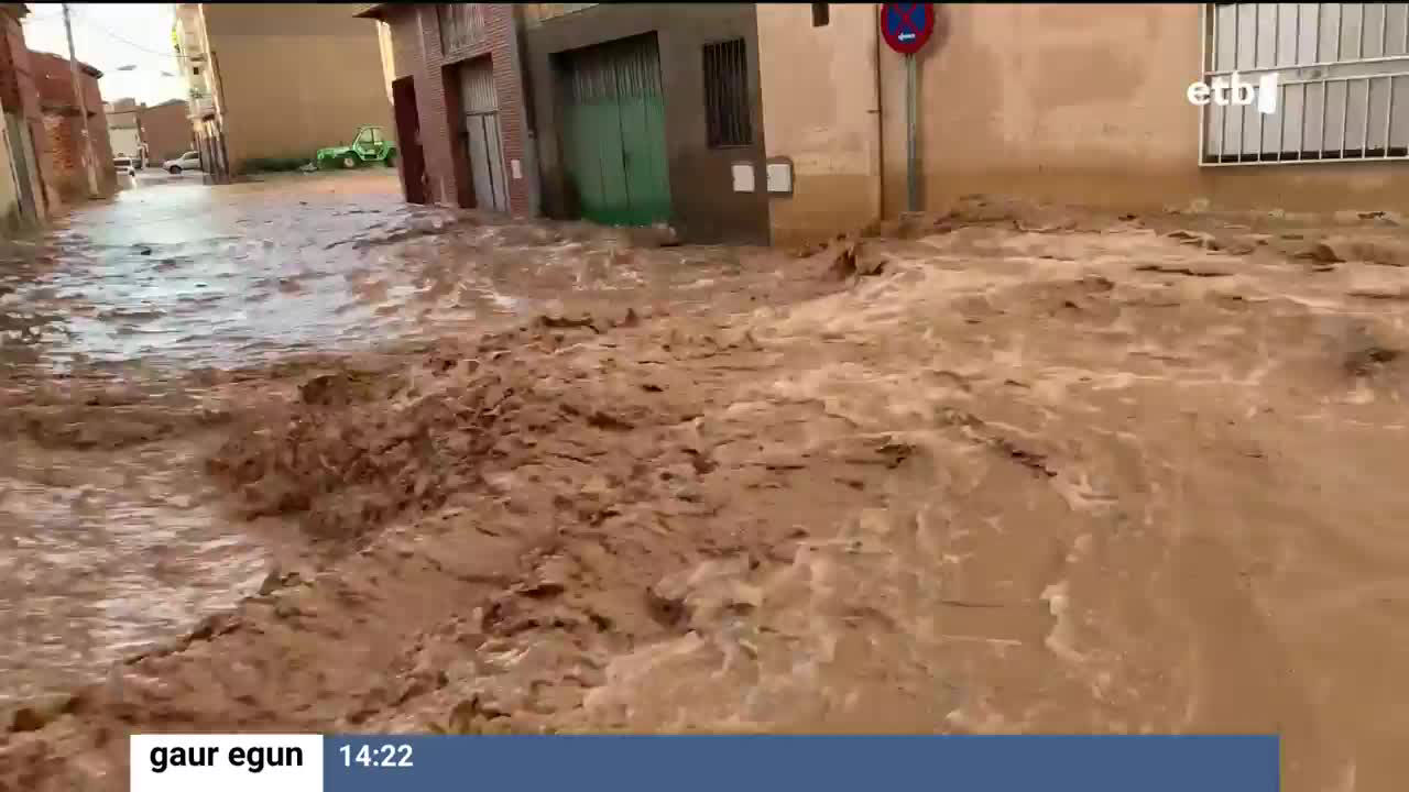 Kaleak oraindik lokaztuta daude, baina ur-pilaketek ez dituzte arazo gehiago eragin. Estatuko Meteorologia Agentziak bertan behera utzi ditu Nafarroan aktibatutako alertak.