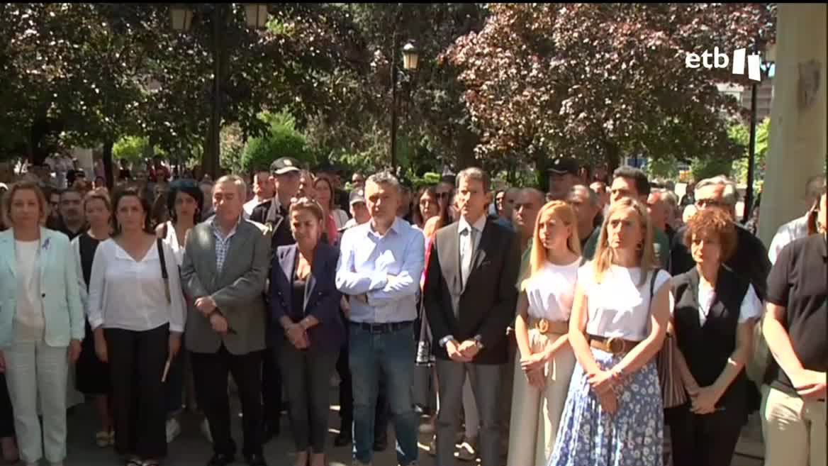 El Ayuntamiento ha convocado una concentración a las 19:00 horas, mientras que el asesino confeso permanece detenido y la investigación sigue bajo secreto sumario.