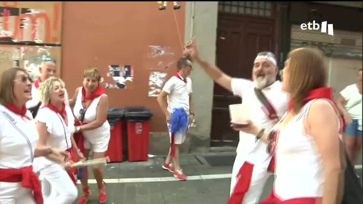 Mucha gente prefiere el ambiente de día y así lo están aprovechando con el buen tiempo. Para muchos, sin embargo, este domingo es el momento de volver a casa, pensando ya en el año que viene.