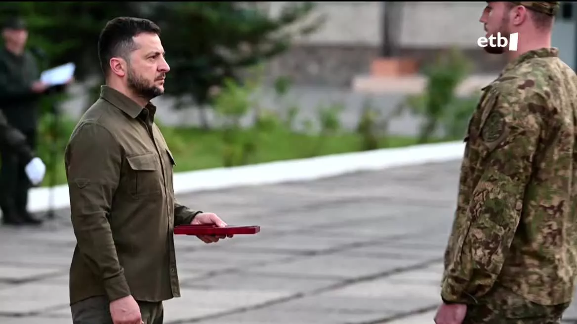 Turkiatik talde horretako bost komandante ekarri ditu bere hegazkinean Zelenskik eta Mariupoleko defentsako heroi gisa kondekoratu ditu Liuven. Errusiak salatu du preso trukeetarako akordioa apurtu duela Ukrainak horrekin, gerrak iraun bitartean ukrainara bueltatzeko debekua baitzuten.