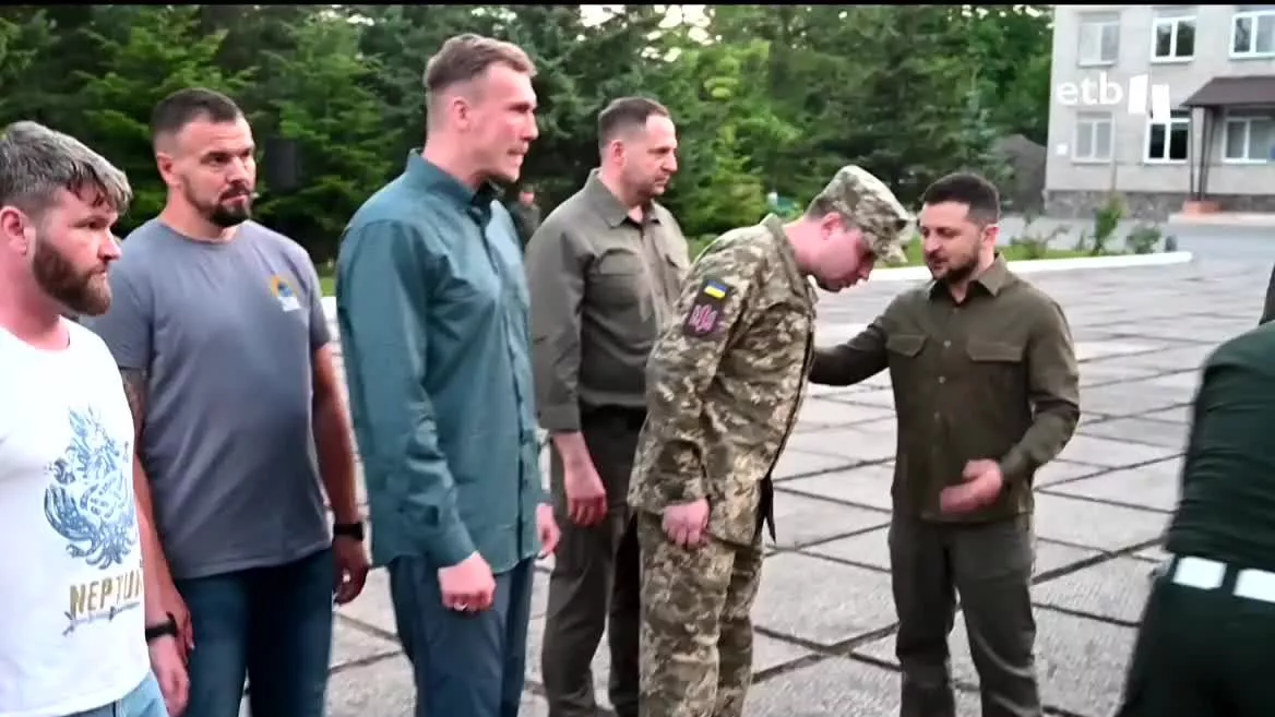 Zelenski ha traído a bordo de su avión a cinco comandantes de Azov procedentes de Turquía y los ha condecorado como héroes de la defensa de Mariupol en Liuve. Rusia ha denunciado que Ucrania ha roto el acuerdo de intercambio de prisioneros que les prohibía regresar a Ucrania durante la guerra.