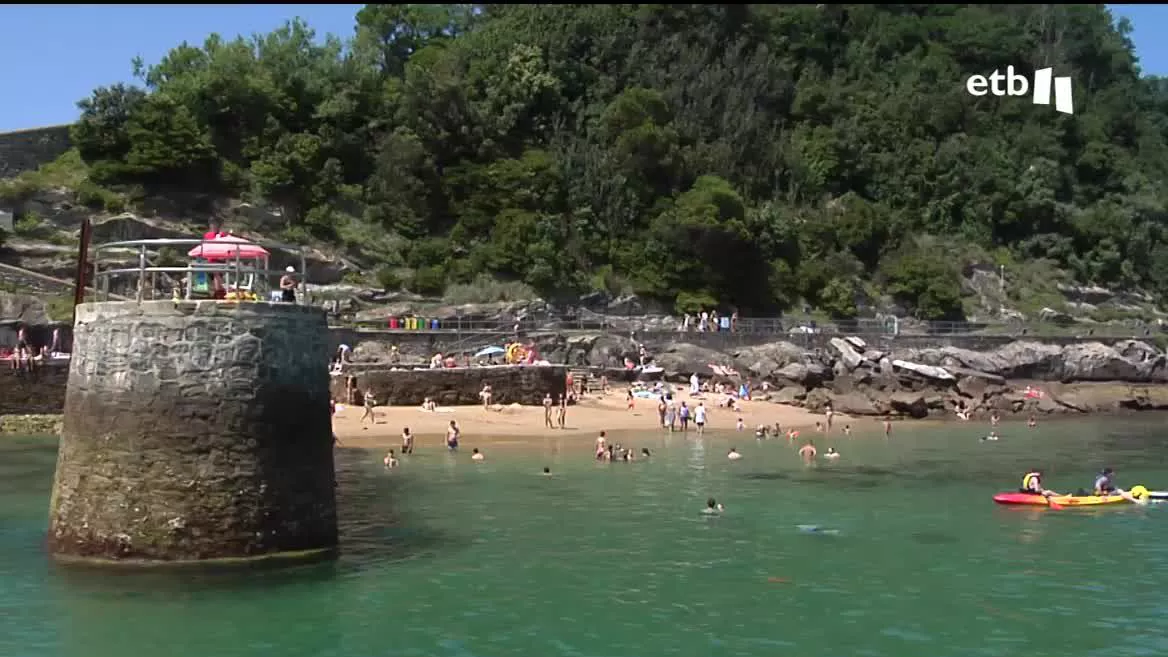 Solo se puede llegar nadando o en el algún tipo de embarcacion. Una playa pequeña que desaparece con marea alta, pero con servicios de socorrismo en verano. La isla es un dique que hace que estas aguas sean muy tranquilas.