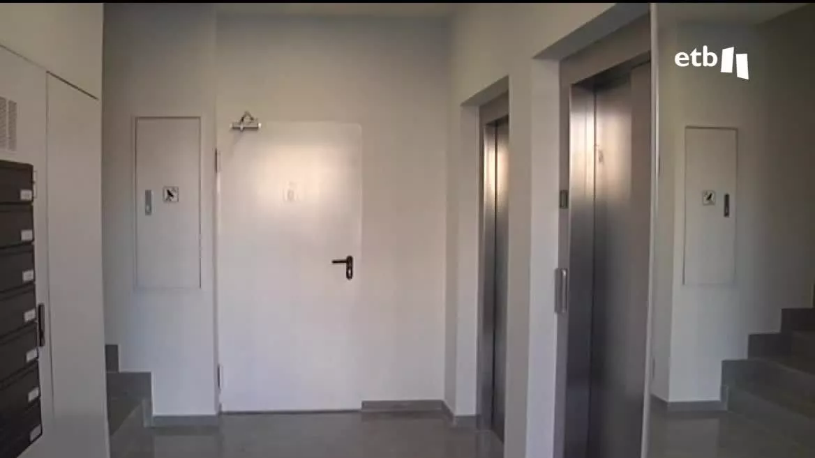 La organización de consumidores Facua ha denunciado a al menos 3 inmobiliarias de Bilbao por cobrar honorarios y gastos de gestión a inquilinos de pisos de alquiler, gastos que la nueva ley de vivienda dice que deben correr por cuenta del arrendador.