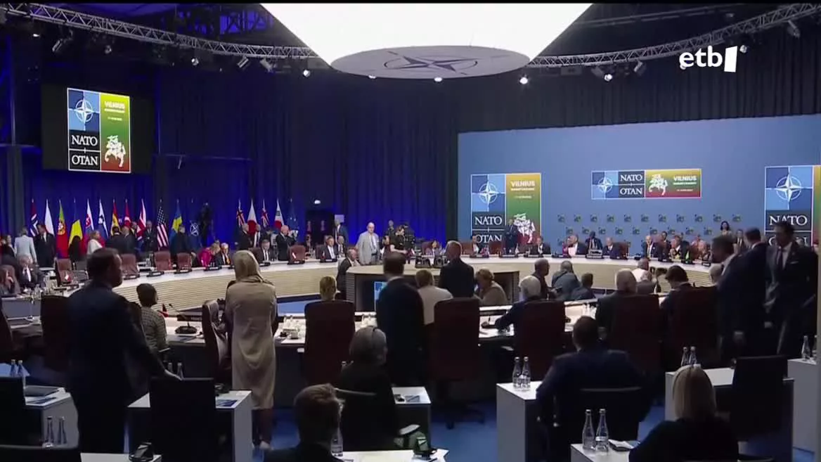 G7ko herrialdeek konpromisoa hartu dute epe luzera Ukrainaren segurtasuna bermatzeko. Horrela, kide guztiak Zelenski presidentearekin agertu dira Vilniusen konpromiso hori irudikatuz.