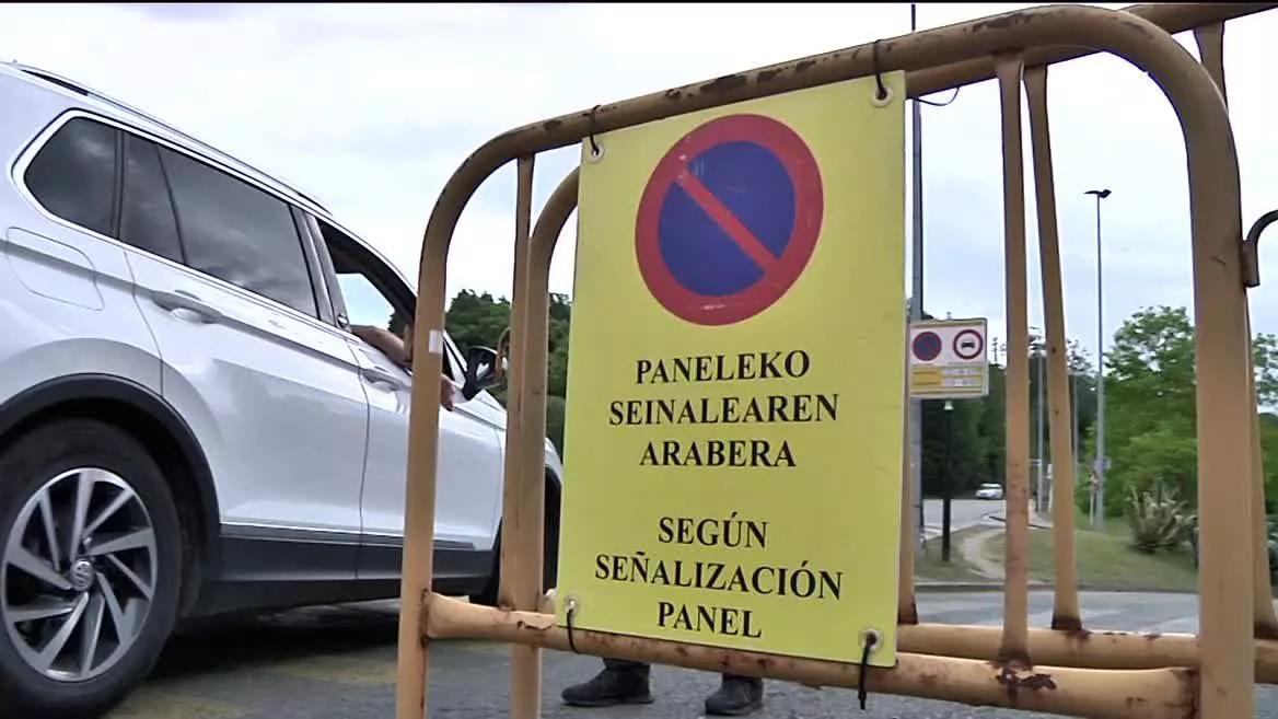 Auto pilaketak zirela eta, trafiko mozketak egin ditu Donostiako Udalak hiri erdiguneko zenbait kaletan gaur eguerdian. Arratsalderako kale guztiak ireki dituzte berriz, egoera nabarmen hobetu delako. Uztailaren 14a, Frantzian jaieguna izanik, Donostiara etortzea erabaki du bisitari andanak.