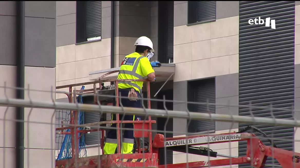 Cada vez son más los extranjeros que regularizan su situación para trabajar en el Estado español. Solo en los primeros tres meses del año han sido más de 56 000, un 45 % más que en el mismo periodo del año pasado.