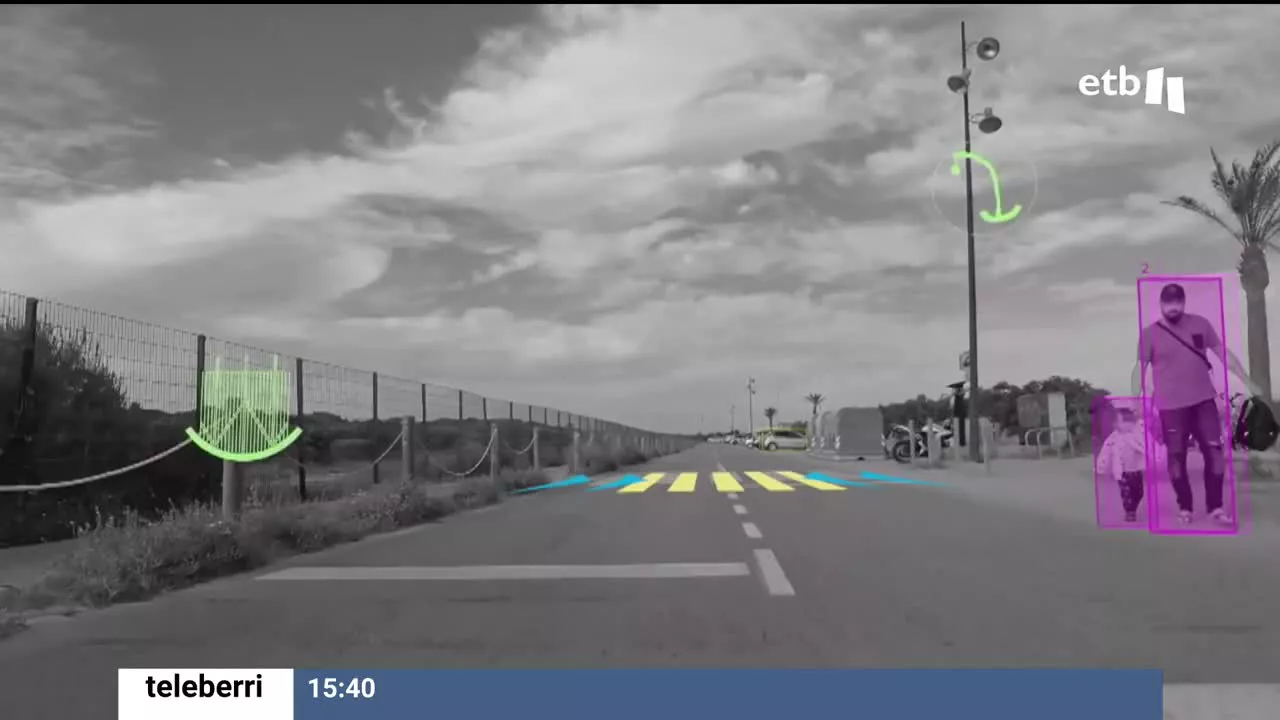 "El trayecto" y "The Track", de Mabel Palacín, han sido realizadas gracias a las Becas Multiverso para el videoarte y el arte digital. Han sido creados "mediante el sistema de cámaras de un prototipo de vehículo autónomo equipado con sensores y un software que procesa las imágenes".