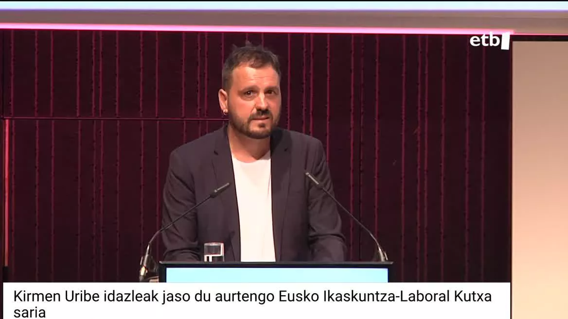 Gure sortzaile oparoenetakoa denak hausnarketa egin du euskarari buruz saria jasotzean: "Gure ardura da euskara zama bezala ez ikustea gure gizartean".