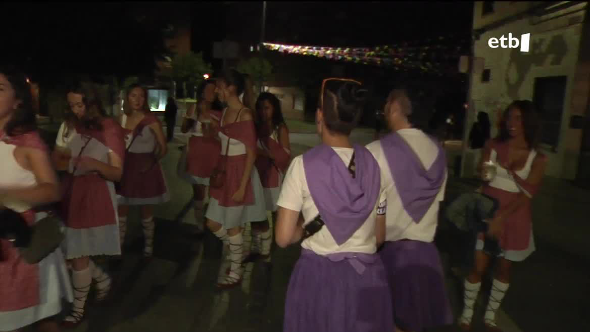 El Ayuntamiento ha formado a una treintena de voluntarios y voluntarias, junto con el movimiento feminista, para formar la Brigada Morada. Patrullarán en parejas, durante 4 noches y por turnos de tres horas, con el objetivo de que todo el mundo disfrute de las fiestas en libertad.