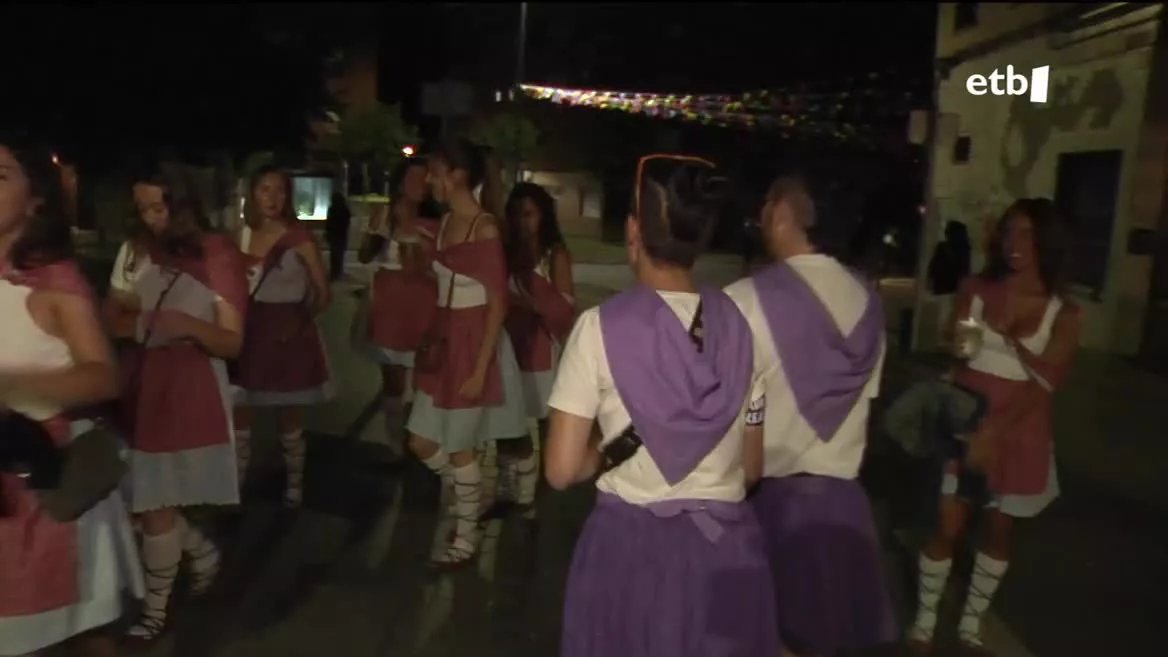 El Ayuntamiento ha formado a una treintena de voluntarios y voluntarias, junto con el movimiento feminista, para formar la Brigada Morada. Patrullarán en parejas, durante 4 noches y por turnos de tres horas, con el objetivo de que todo el mundo disfrute de las fiestas en libertad.