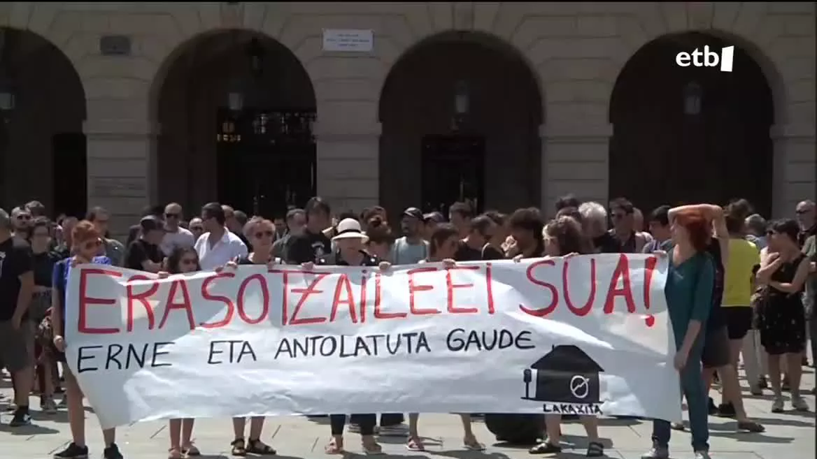 Gaztetxeak babesa eta elkartasuna adierazi nahi izan dio erasoa jasan zuen emakumeari, eta erabateko gaitzespena erasotzaileari.