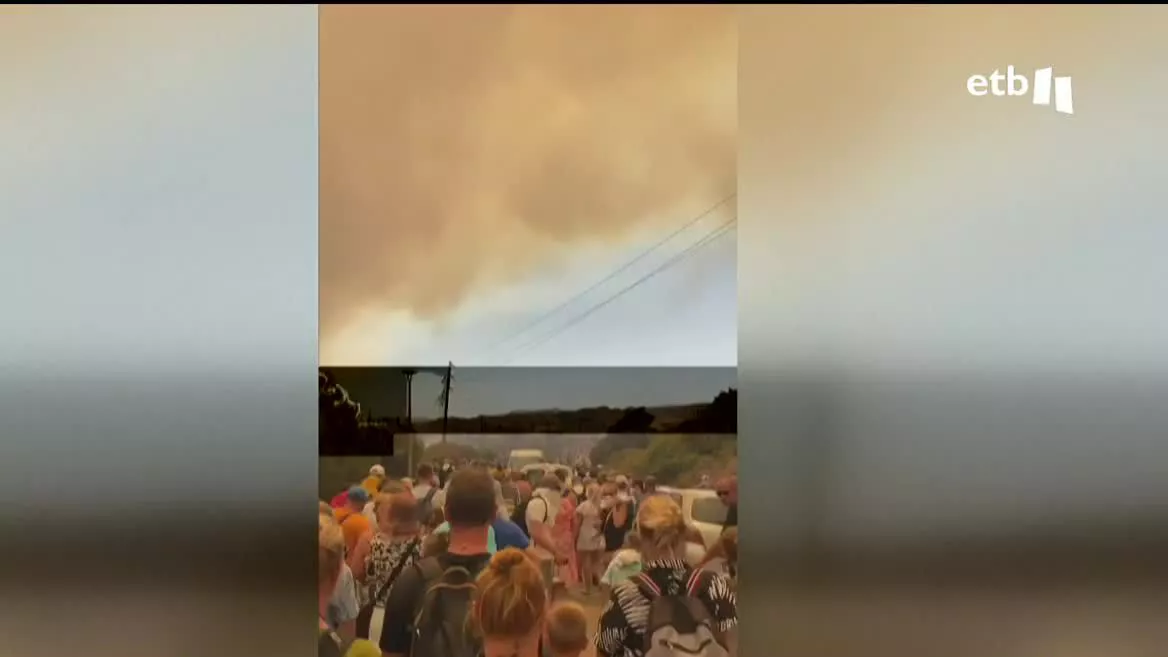 Ya son más de 30 000 las personas evacuadas, de las cuales 3000 son turistak. Pese a la colaboración de bomberos de varios países, está siendo imposible controlar las llamas. No ayudan las altas temperaturas de más de 40 grados que tienen estos días en Grecia, ni el viento, que sopla fuerte.