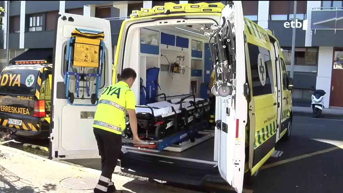 Además de ayudar y realizar rescates en emergencias y accidentes de tráfico, los voluntarios de DYA también atienden a personas mayores y vulnerables. La formación también es una parte muy importante del voluntariado, para conocer bien la ambulancia y practicar técnicas de reanimación.