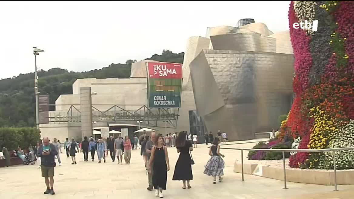 Santiago egun honetan, milaka lagun oporrez gozatzen ari dira, eta asko dira zubi luzea egiten ari direnak. Turismo datuei erreparatu diegu.