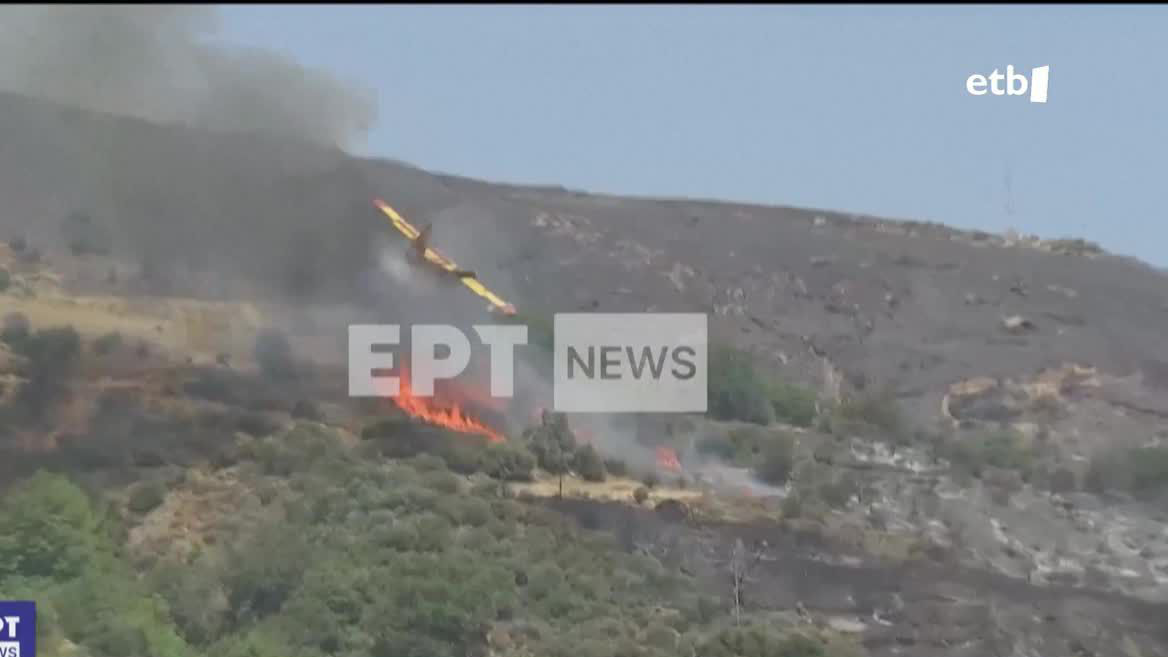 Eubea uhartean, azken egunetan kontrolatu nahian dabiltzan sutea itzaltzeko ura bota berri zuen hegazkinak, altuera galdu eta lurraren kontra jo du. Hegazkinean bi lagun zihoazen eta biak hil dira istripuan.
