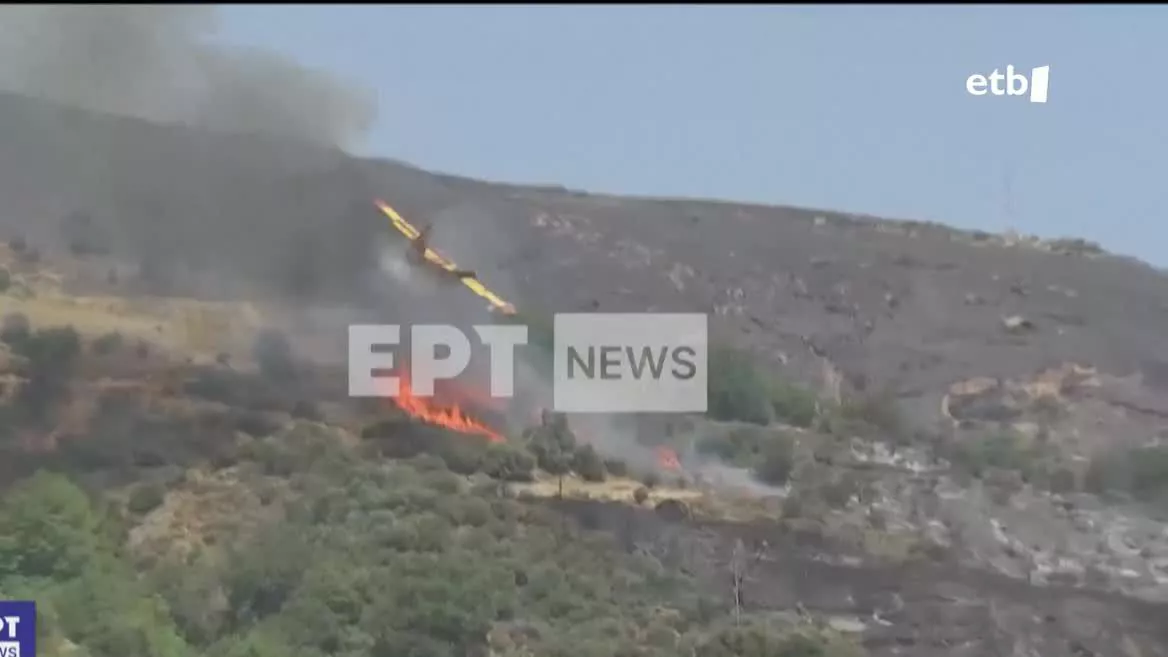 Eubea uhartean, azken egunetan kontrolatu nahian dabiltzan sutea itzaltzeko ura bota berri zuen hegazkinak, altuera galdu eta lurraren kontra jo du. Hegazkinean bi lagun zihoazen eta biak hil dira istripuan.