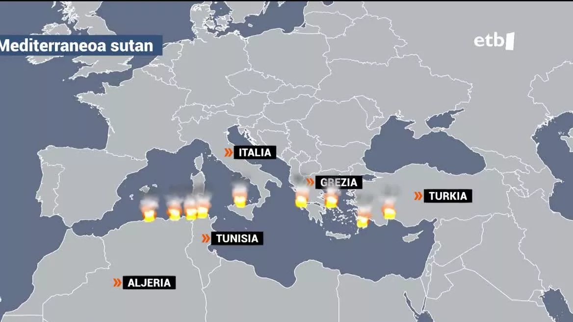 Muturreko tenperaturak, ia 50 gradurainokoak, ondorio latzak uzten ari dira Europa hegoaldean eta Afrika iparraldean. Aljerian, 34 lagun hil dira suteetan. Grezian, Roda, Korfu eta Euba uharteak dira kaltetuenak. Italian, sua kontrolatu ezinik dabiltza Sizilian, Palermo probintzian.