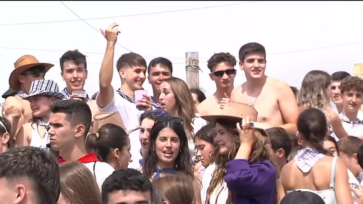 Goizean eguraldiak asko lagundu ez badu ere, arratsaldean nabarmen egin du hobera, eta parranda giroa nagusitu da Aixerrotan. Getxoko familia eta familia askorentzat galdu ezinezko eguna da paella txapelketa.