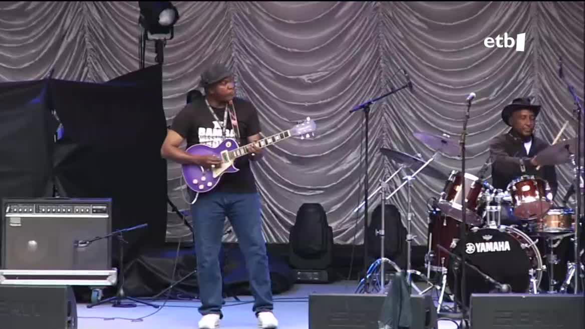 Alde Zaharreko Trinitate Plazan, Bamba Wassoulou Groove taldeak, Joss Stone abeslari britaniarrarekin batera, amaiera bikaina eman diote Jazzaldiari bertan eskainitako kontzertuarekin. Soinu afrikarrak ekarri ditu taldeak Jazzaldiko azken egun honetan.