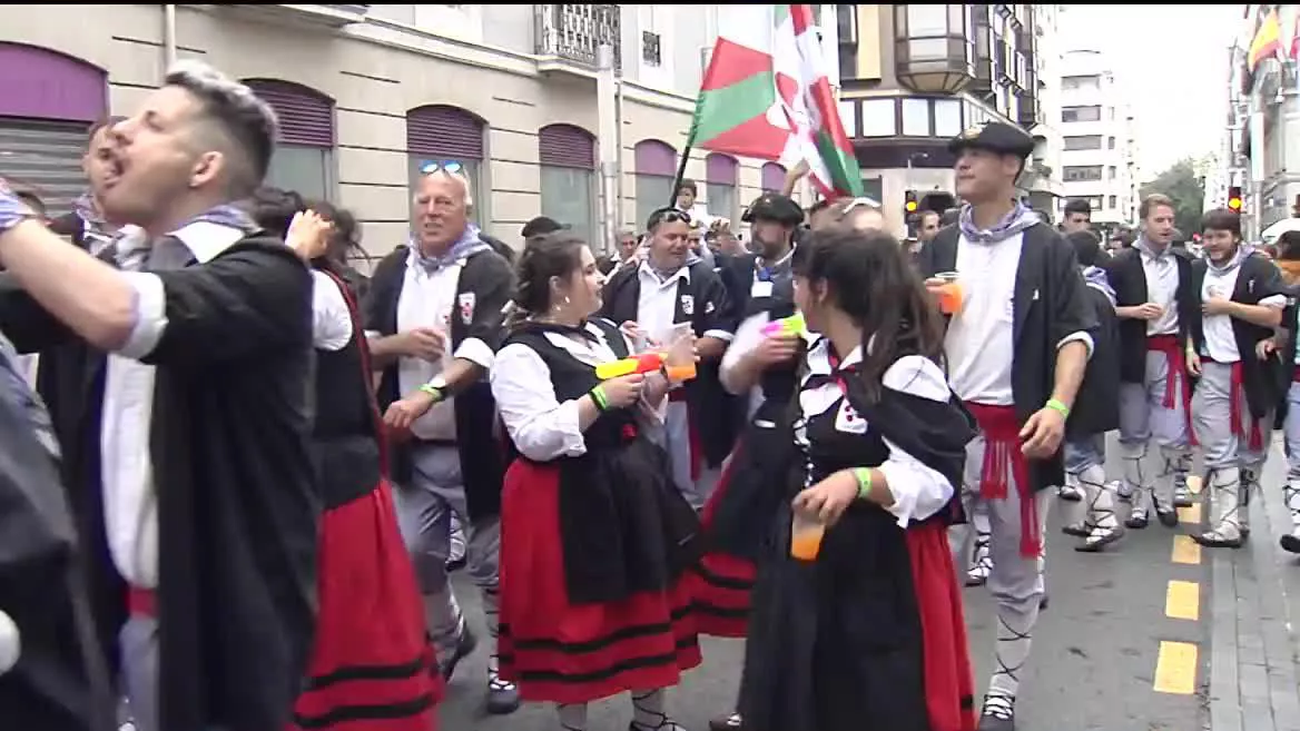 8000 blusas y neskas de 29 cuadrillas han puesto a bailar a la capitala alavesa. Como es tradición, no ha faltado la Carrera de Barricas, los puestos de ajo y las ferias de ganado y productos locales.