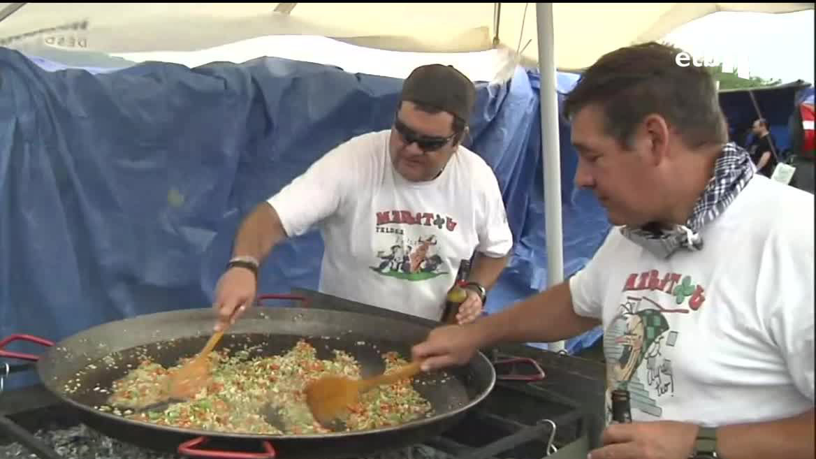 El tiempo no ha acompañado demasiado a la hora de cocinar las paellas. Por la tarde, el tiempo ha mejorado y ha predominado el ambiente festivo en Aixerrota. Se trata de un día marcado en rojo en el calendario de los y las getxoztarras.