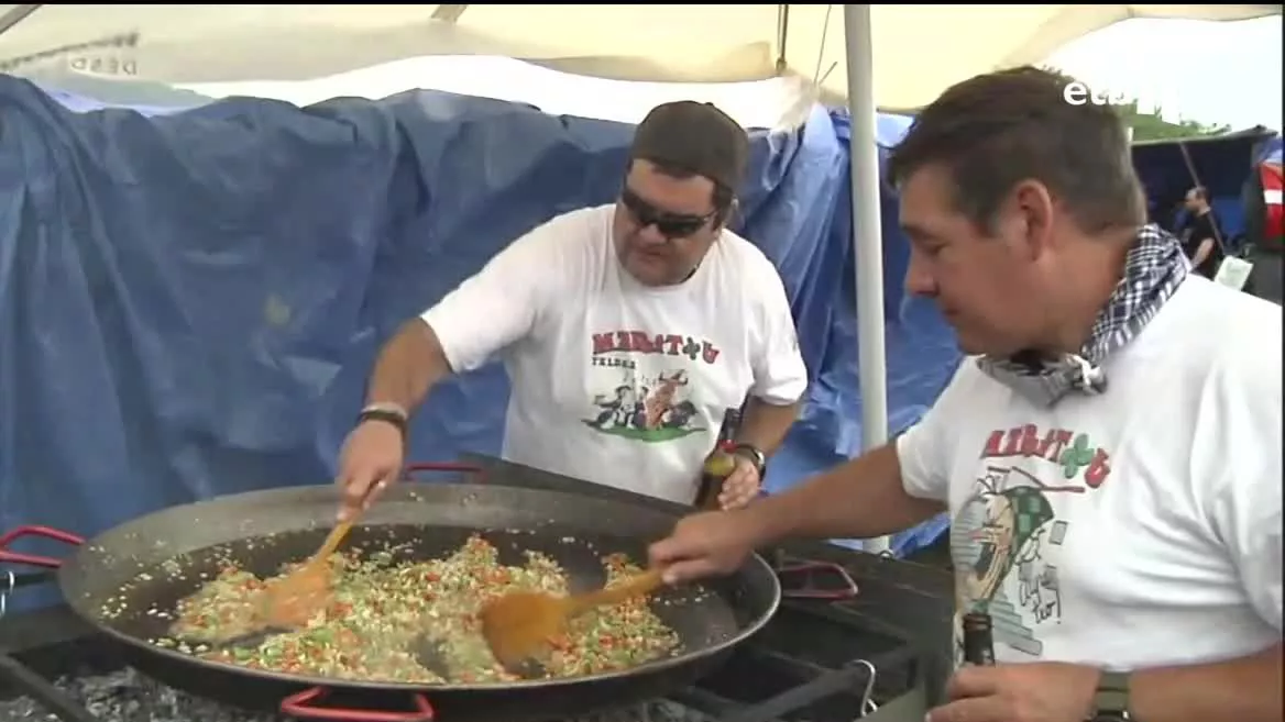 El tiempo no ha acompañado demasiado a la hora de cocinar las paellas. Por la tarde, el tiempo ha mejorado y ha predominado el ambiente festivo en Aixerrota. Se trata de un día marcado en rojo en el calendario de los y las getxoztarras.