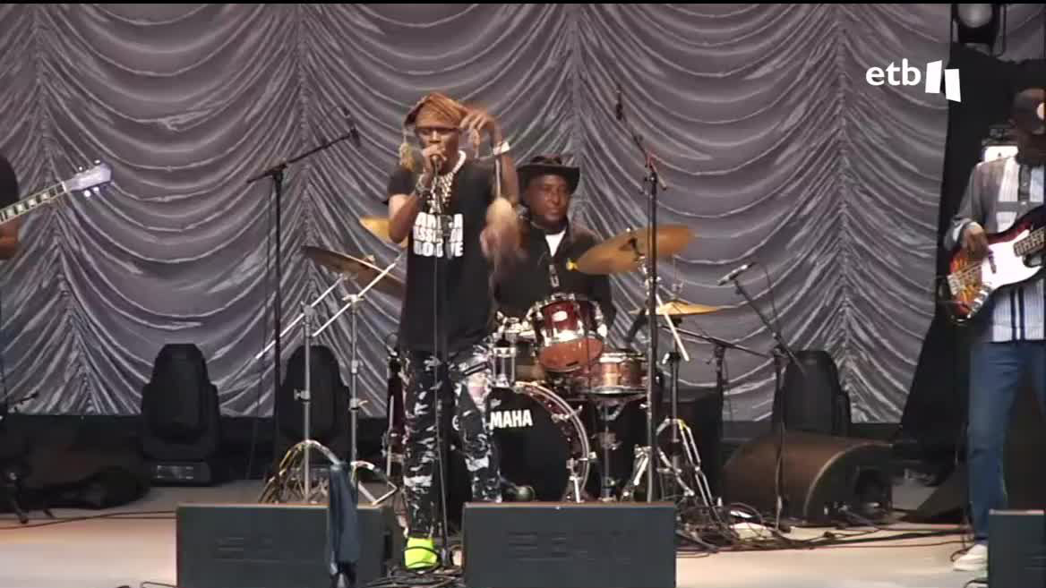 En el corazón de la parte vieja donostiarra, en la plaza de la Trinidad las melodías con raíces africanas del grupo Bamba Wassoulou Groove, acompañado por la magnífica voz la cantante británica Joss Stone, han puesto el broche final a la 58 edición del Jazzaldia.