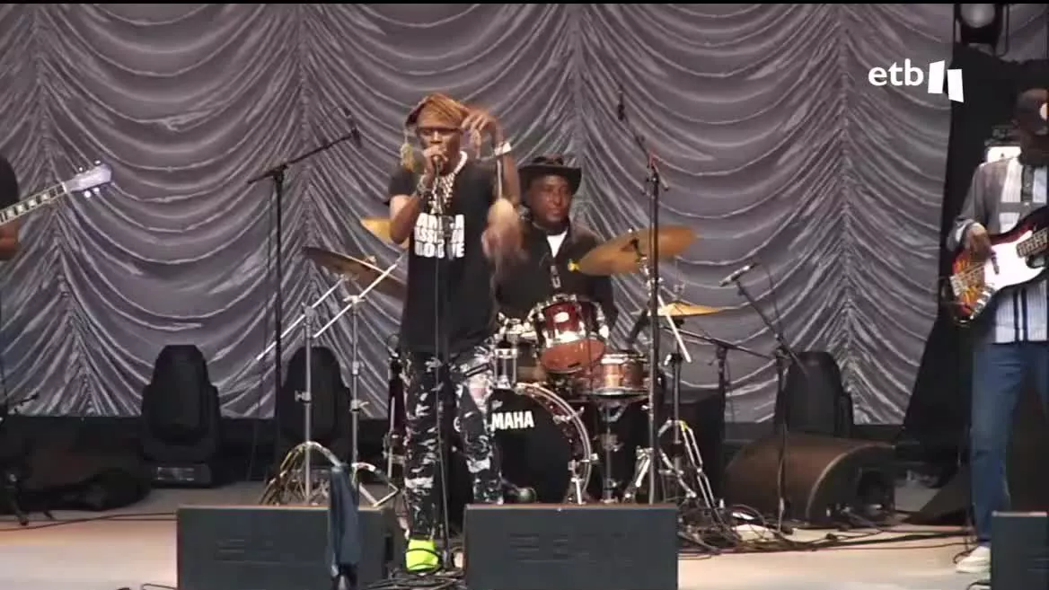En el corazón de la parte vieja donostiarra, en la plaza de la Trinidad las melodías con raíces africanas del grupo Bamba Wassoulou Groove, acompañado por la magnífica voz la cantante británica Joss Stone, han puesto el broche final a la 58 edición del Jazzaldia.