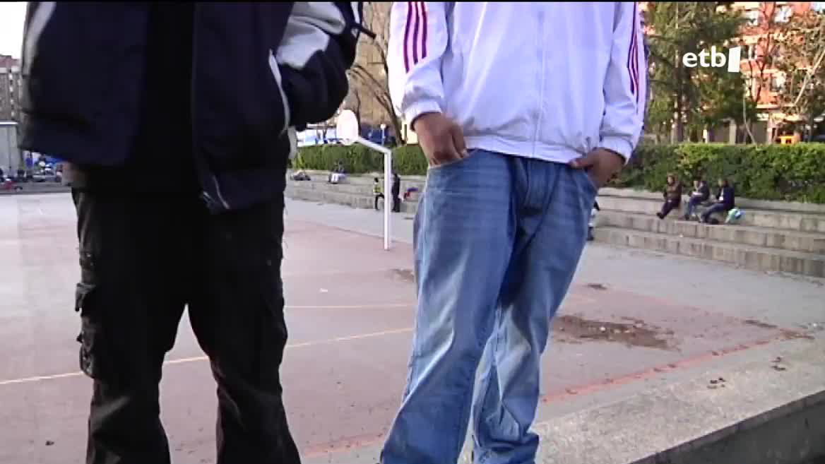 Gazte delinkuentzia dute hizpide gaur Euskal Herriko Unibertsitateko udako ikastaroetan. Adituek diote gure artean egon badaudela, baina orokorrean ez direla atzerriko banda handien parte, eta askotan, adinean aurrera egitean, desegiten direla.